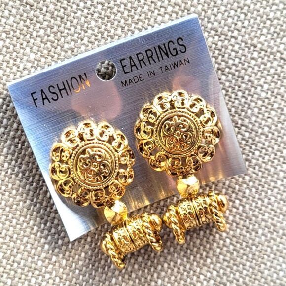 New! Gold Chunky Clip-On Fashion Earrings - Picture 1 of 4